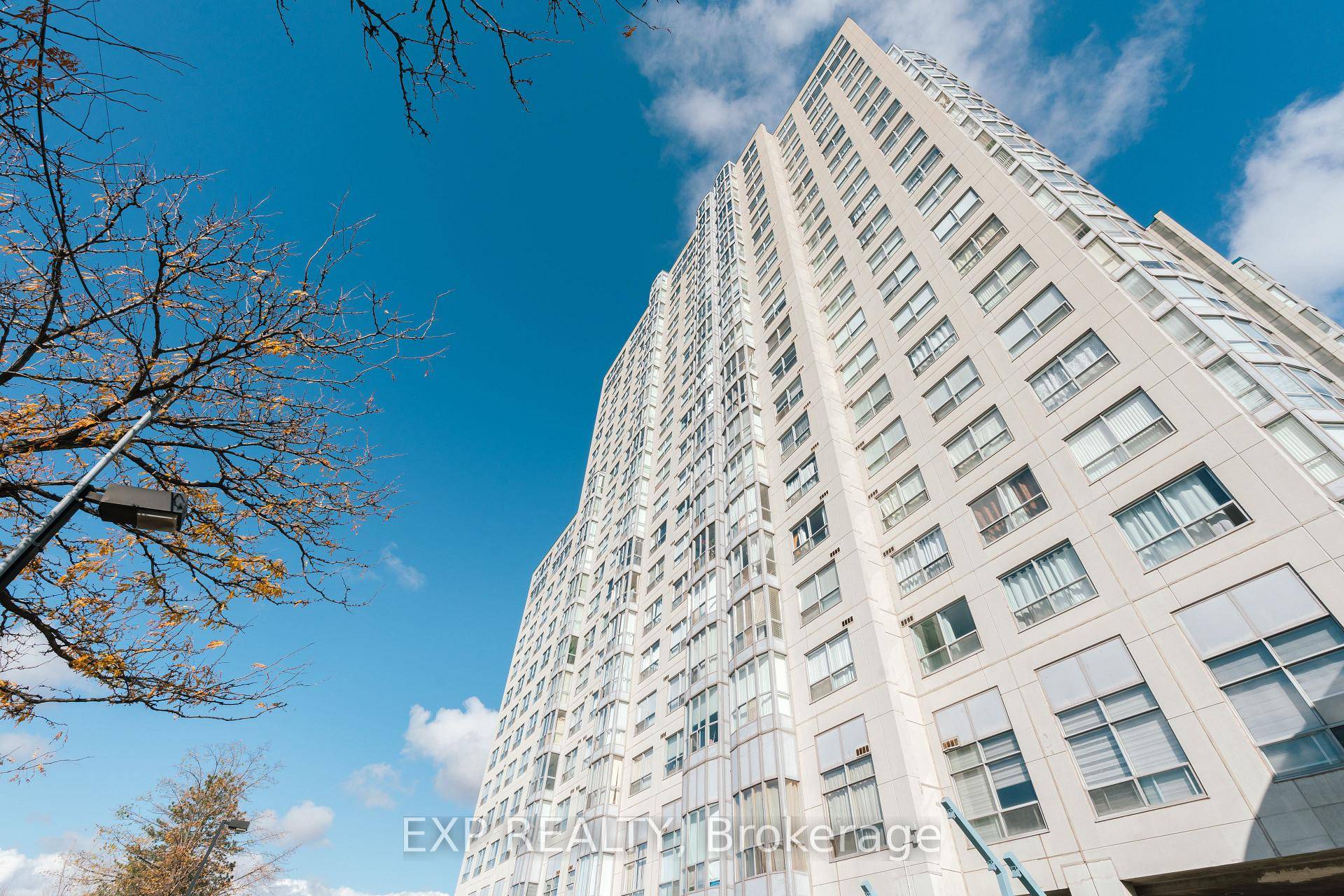 Beautiful and spacious 2 bedroom, 2 washroom condo filled with natural sunlight !