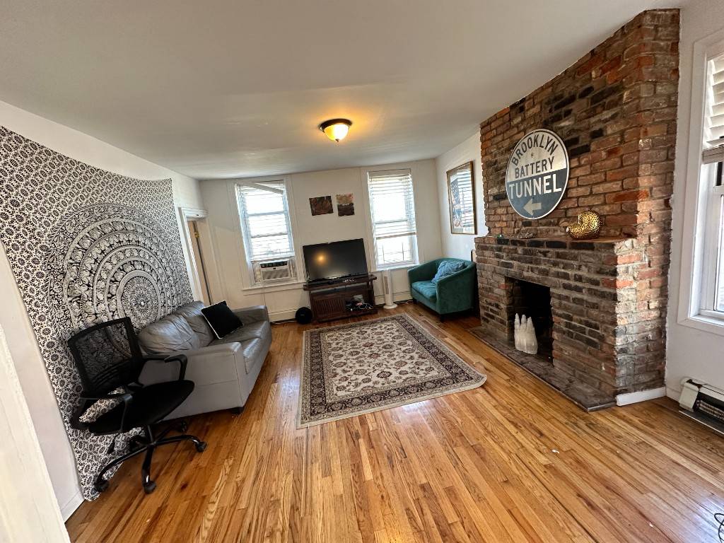 Two bedroom duplex apartment for rent in Cobble Hill Columbia Waterfront District.