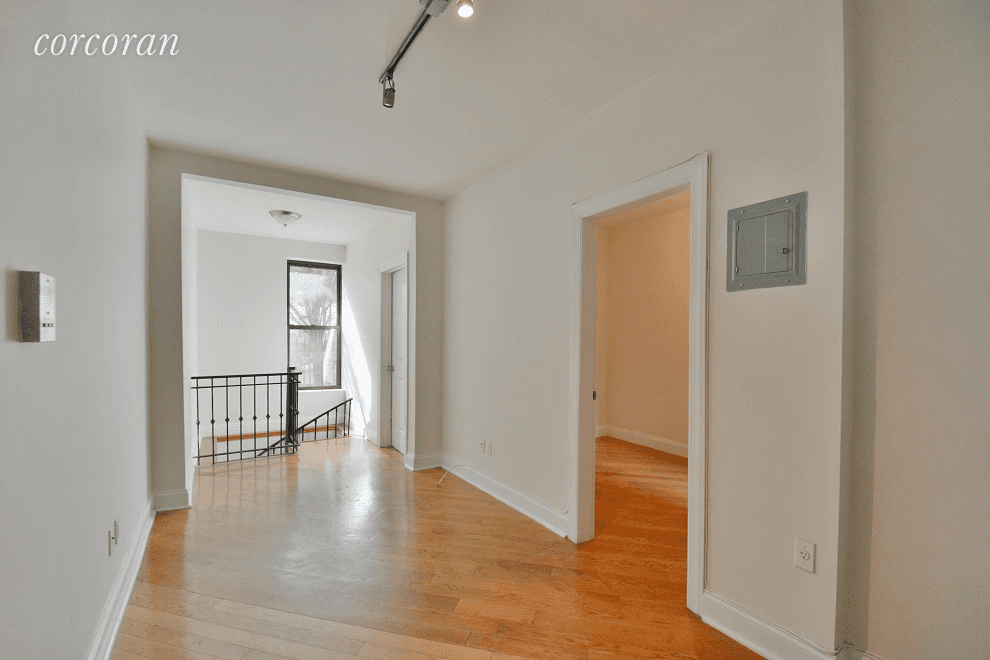 NO FEE ! Please note rent is 2, 450 1FM 1 YEAR FREE MEMBERSHIP WITH CITI BIKE INCLUDED 1, 000 MOVE IN BONUS Building accepts Insurent and Guarantors services DUPLEX ...
