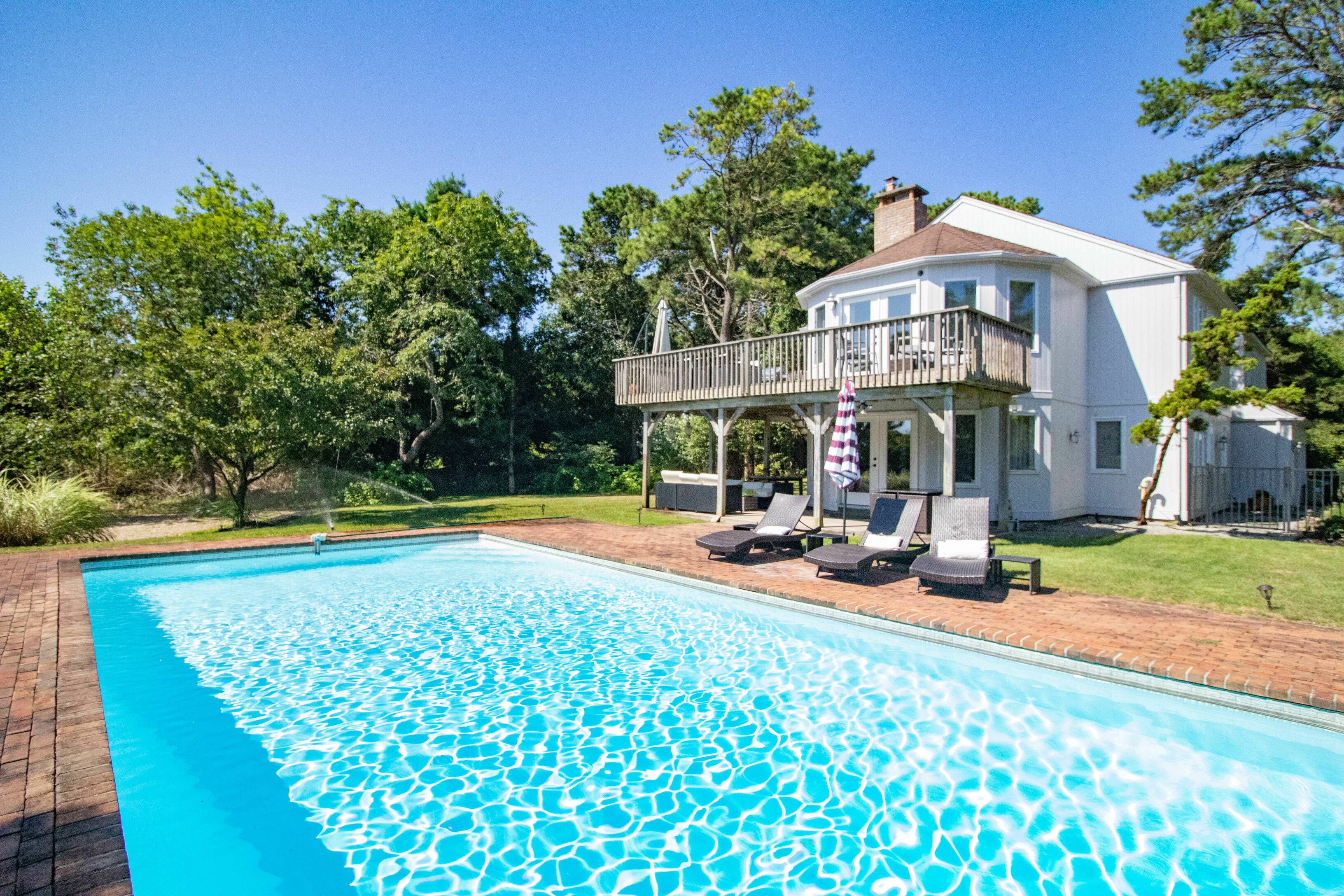 Close to Water in Southampton With Pool
