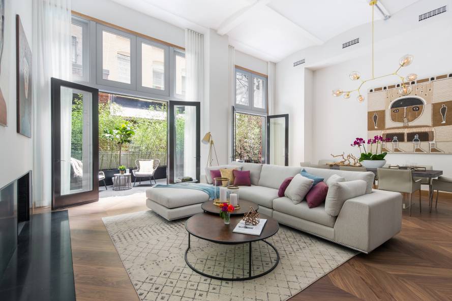 This stunning 5, 886 sqft home beautifully balances historical authenticity with the highest level of modern finishes, fixtures, materials, and technology.
