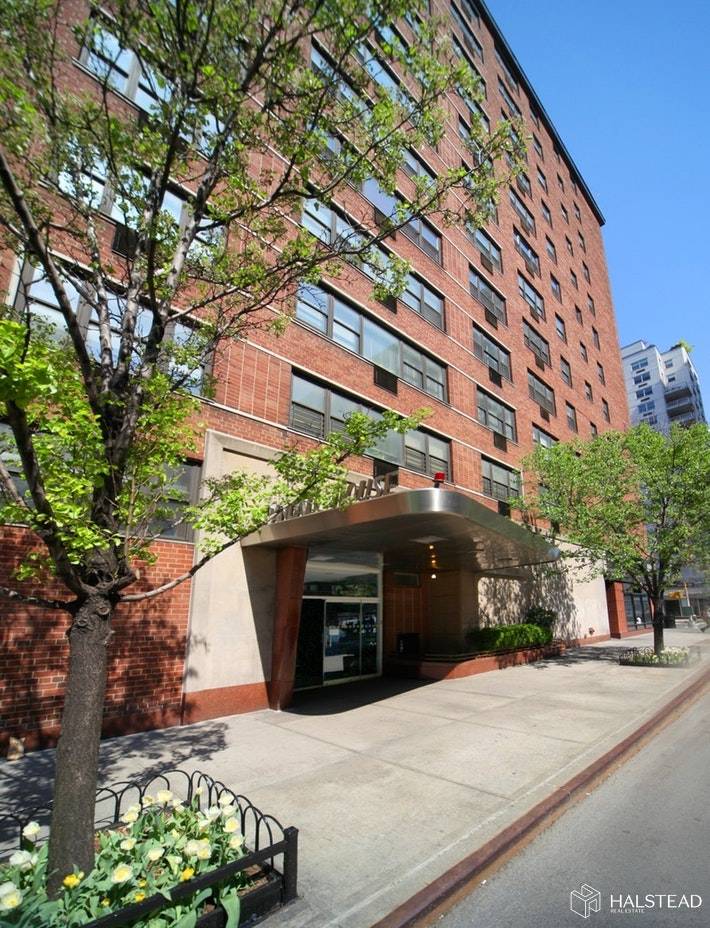 Dream Location. Mint upper floor gem in sought after Randall House.