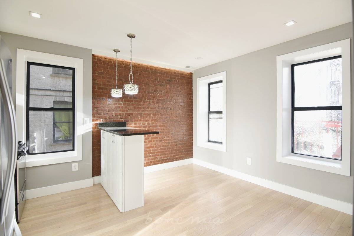 THE LOCATION 151 and Broadhurst Convenient Access to the 3 and A B C D Trains The Apartment No Fee !