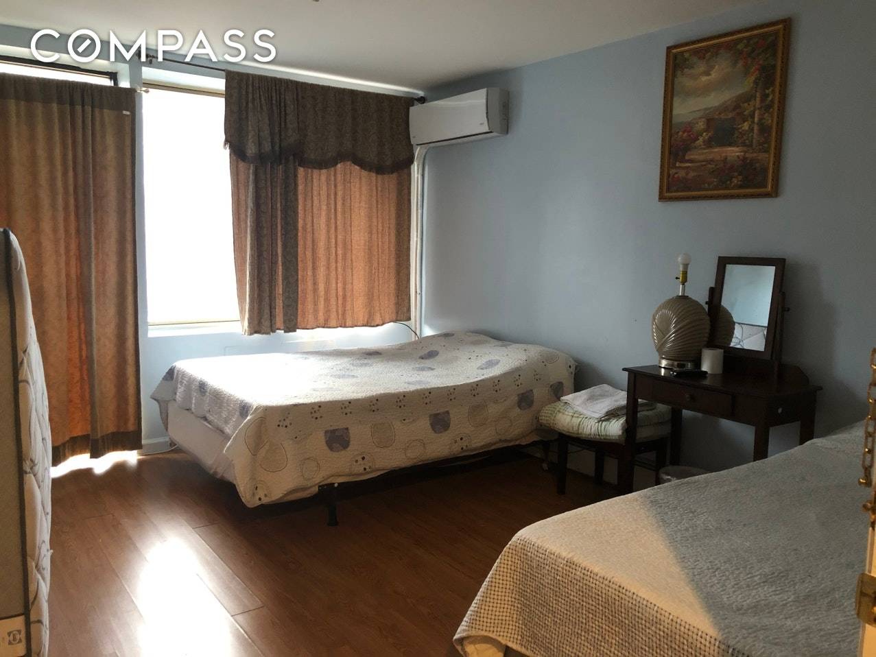 Great Condition One bed Condo located in the CENTER of Main St.