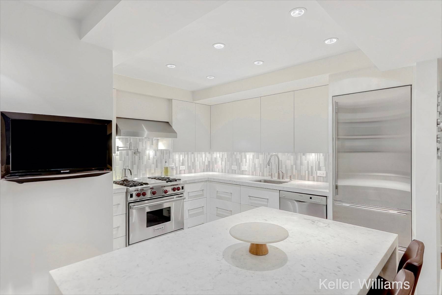 Get a ridiculous deal on this jaw dropping mint condition property for approx 997 sf !