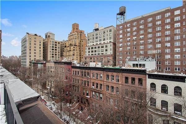 Brownstone with three outdoor spaces !