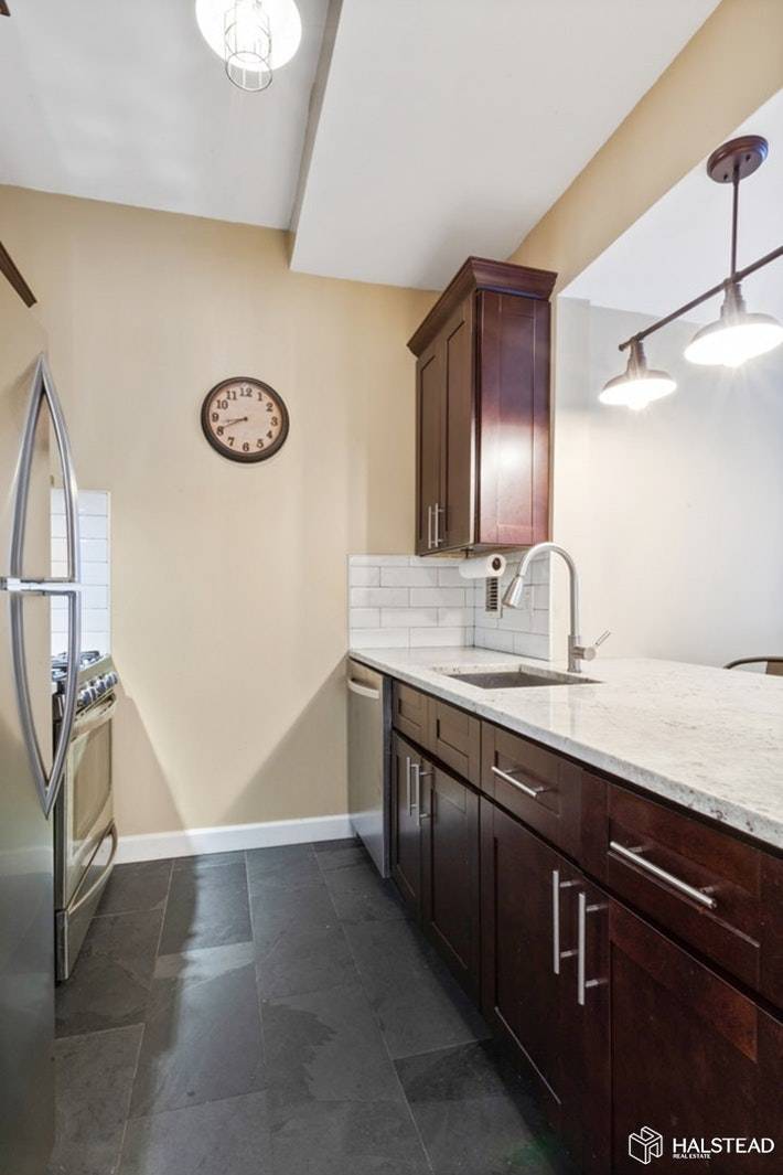 This spacious and modern studio is available for sale in one of the best located and well run luxury buildings in all of Long Island City !
