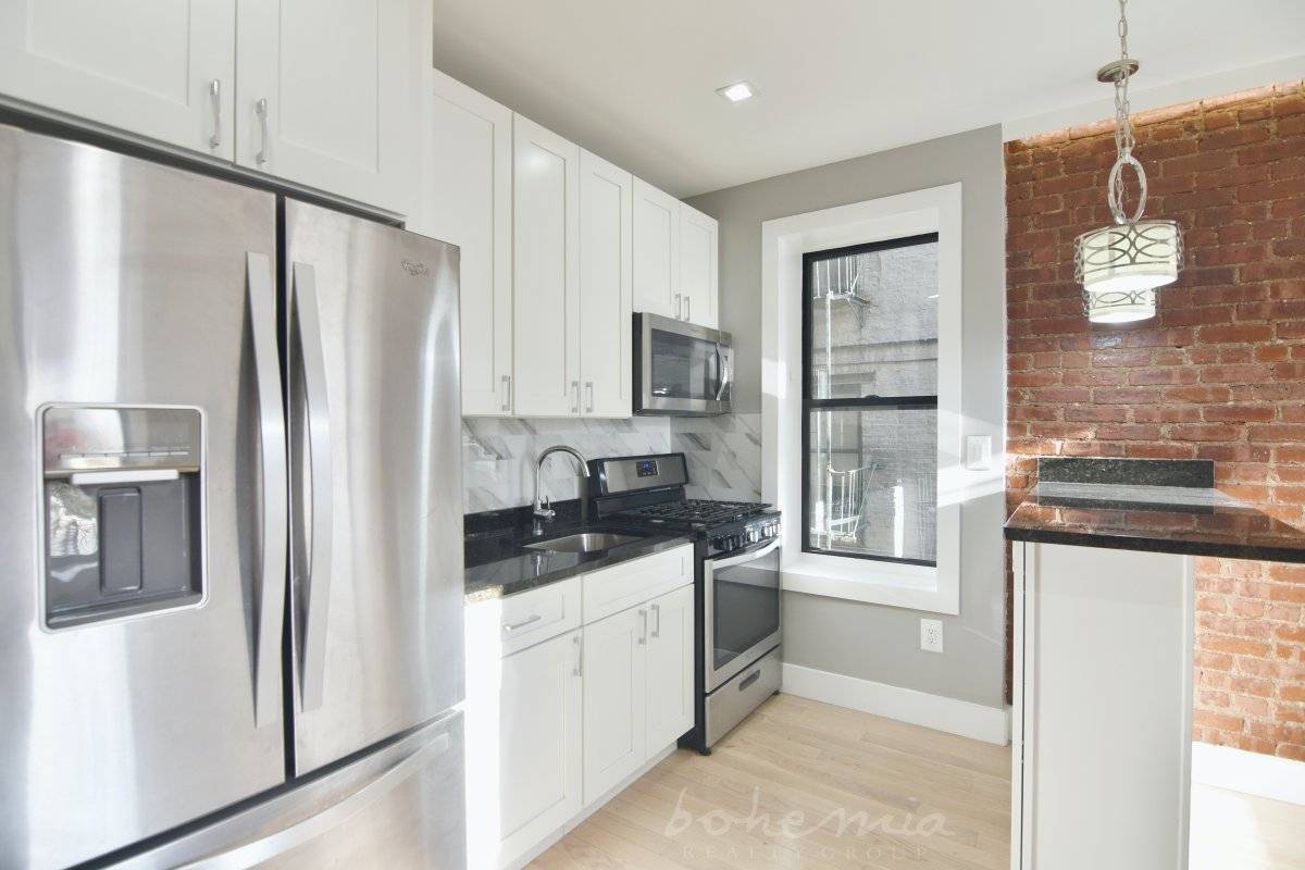 THE LOCATION 151 and Broadhurst Convenient Access to the 3 and A B C D Trains The Apartment No Fee !