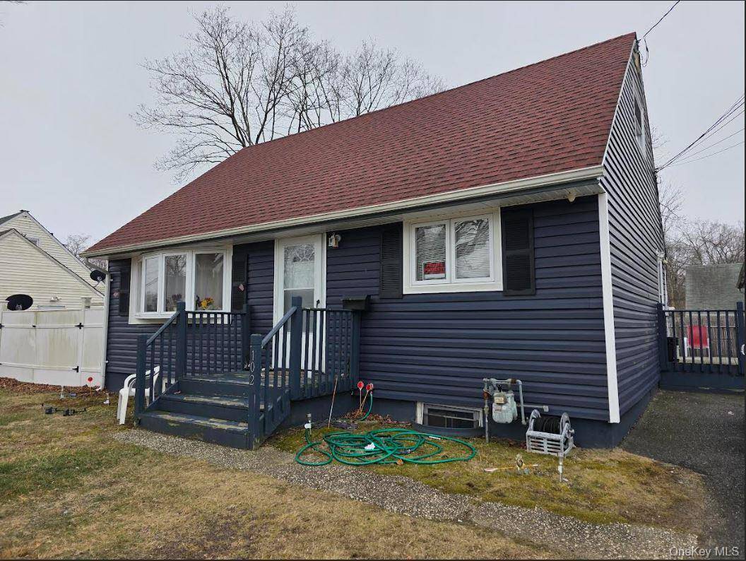 Welcome to 102 Applegate, Central Islip, a charming single family Cape Cod available for rent !