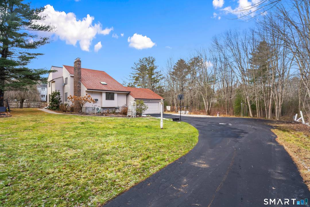 Spacious 6 Bedroom Home with Over 3, 100 Sq Ft on nearly an acre in the heart of Simsbury.
