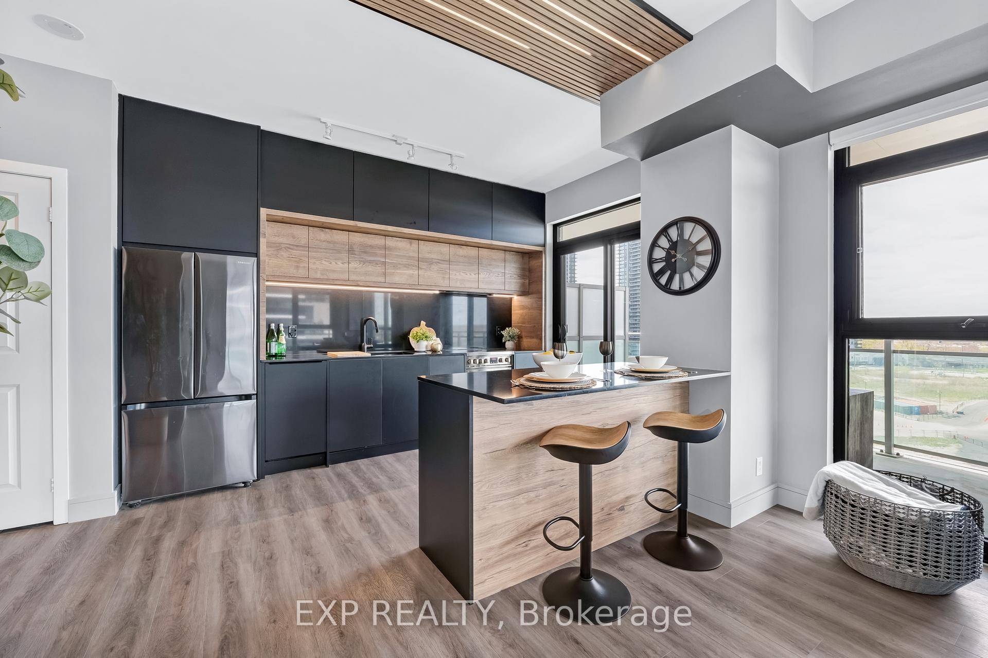 Welcome to Waterfront Living at 33 Shore Breeze !