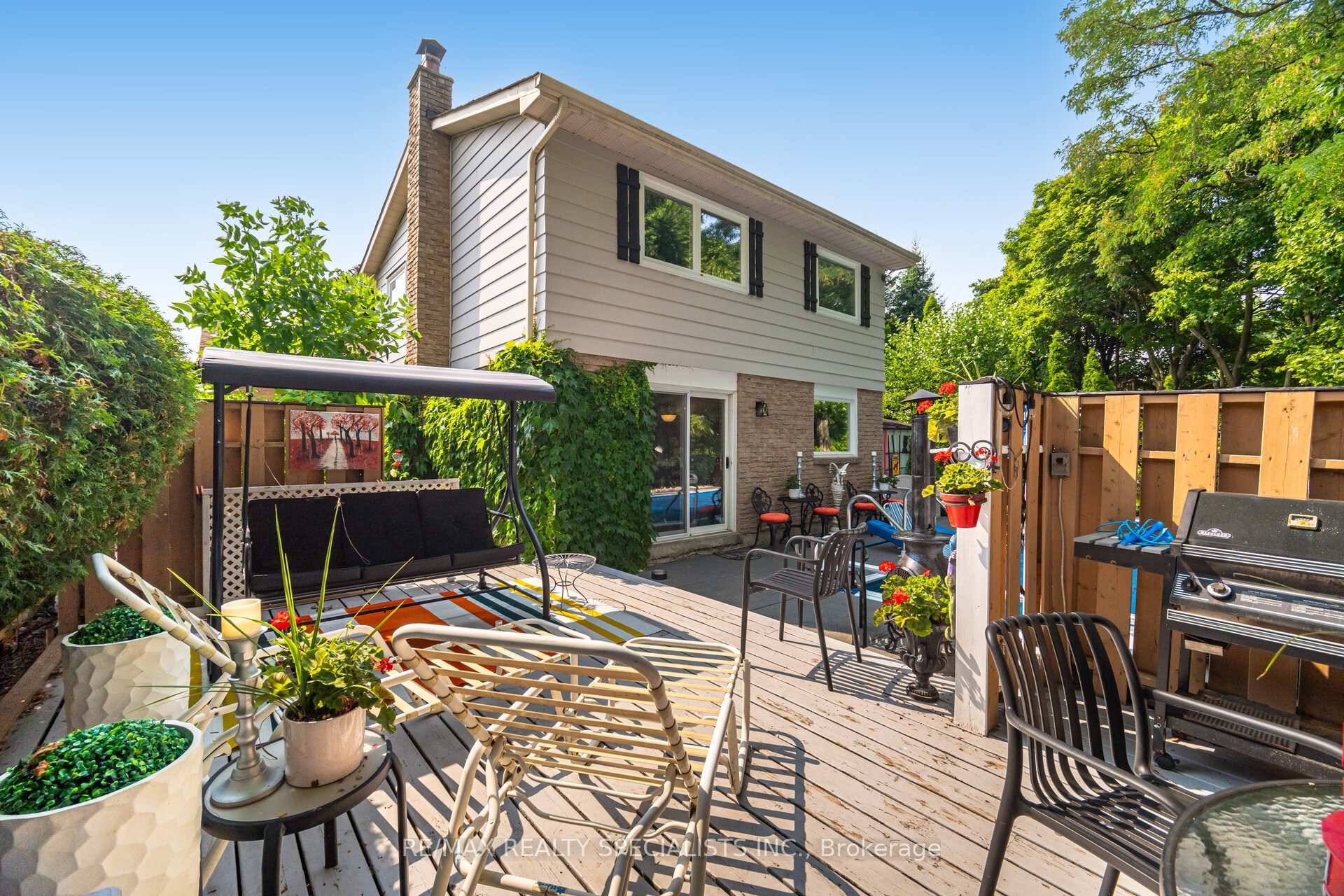 Sought After Erin Mills Unique Court Location Discover cottage style living in the heart of the city !