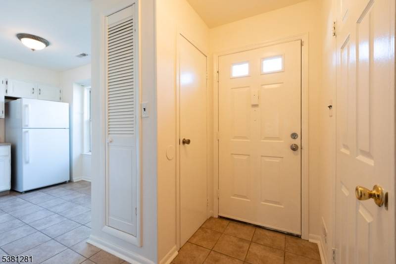 Welcome to this well maintained 2 bedroom, 1.