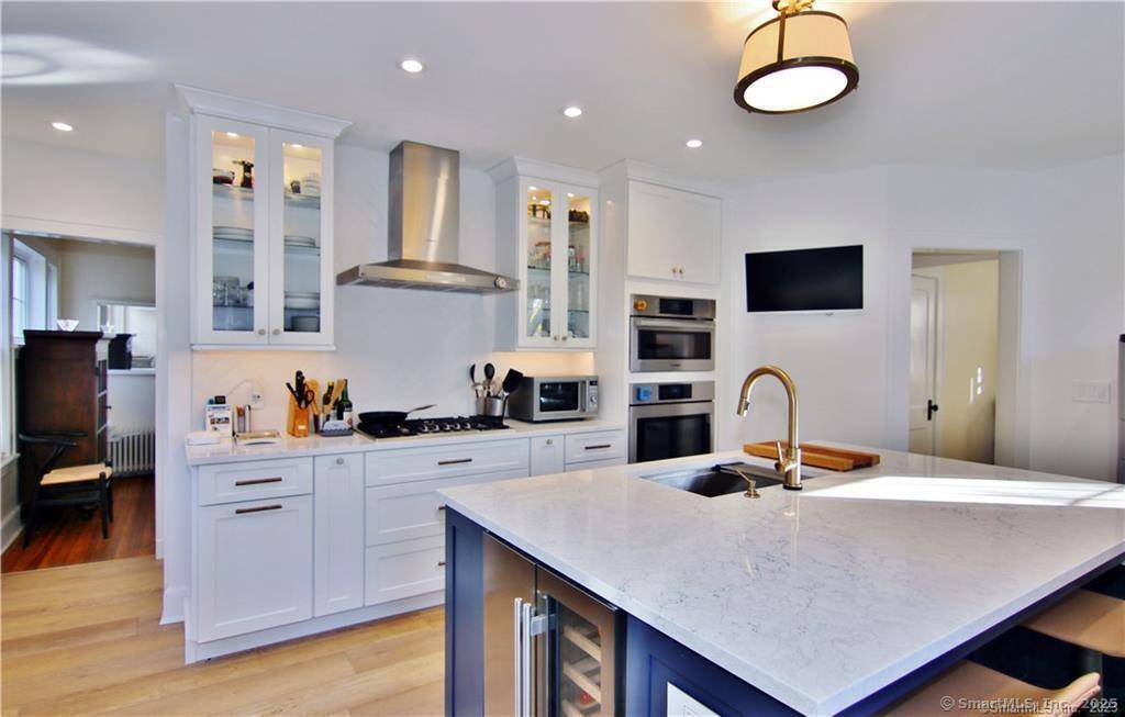 Hubbard Heights Sunny Spacious 4 BR 2 BA Bungalow Style Home in Sought After Hubbard Heights.