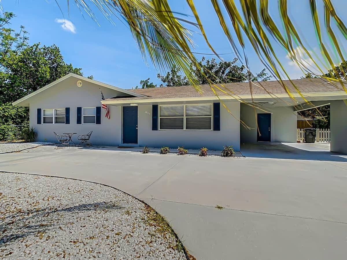 This impeccable intracoastal Executive home is literally minutes to the water and the perfect base for trips to any of the best golf courses, shopping, theatre and dining in Palm ...