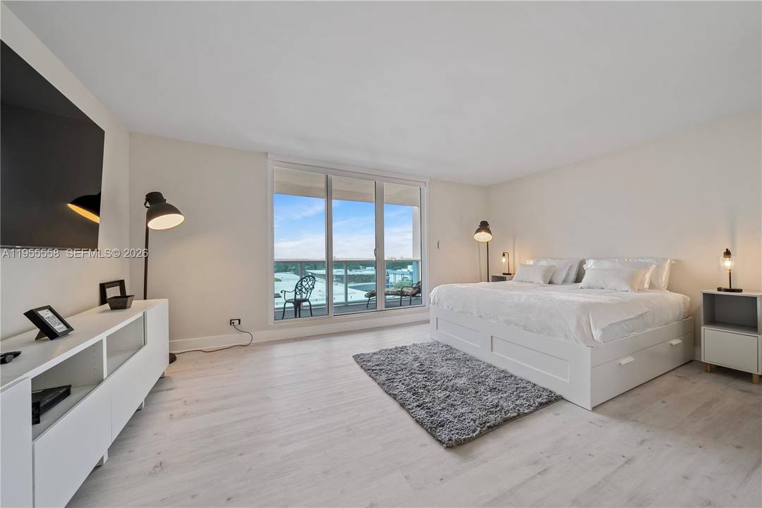 Upon entering this beautiful oversized studio, you're greeted by unobstructed views of the infinite sky and the bay.