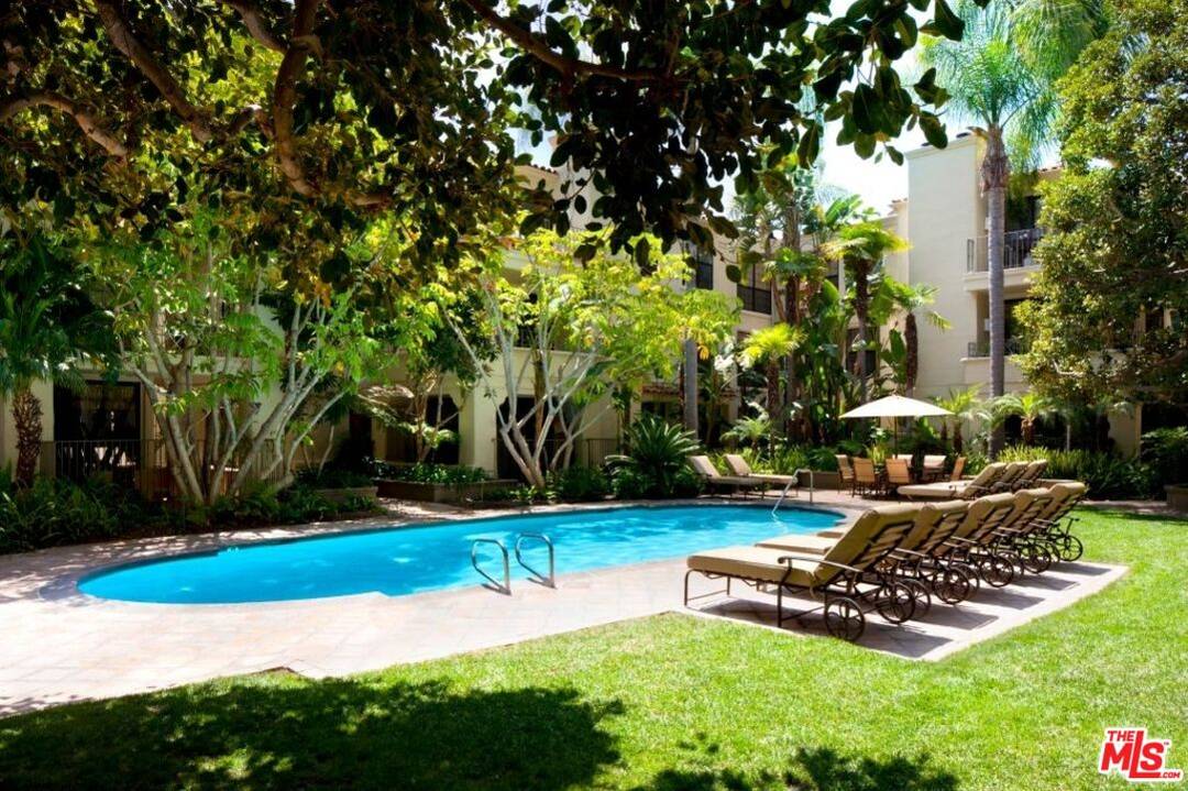 555 S Barrington Ave 3BR Brentwood La