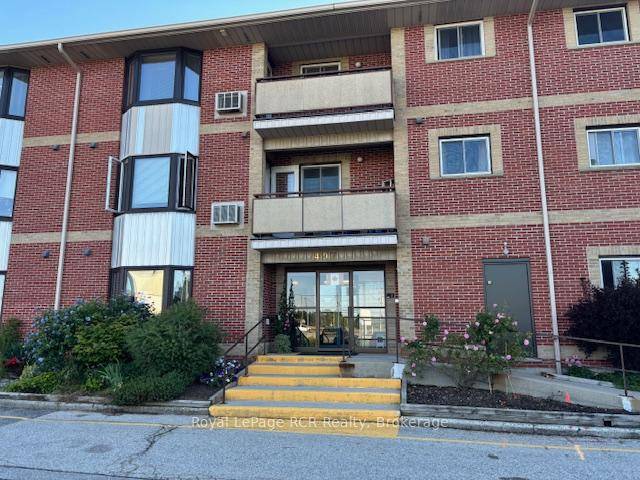 THIS MAIN FLOOR CONDO, HAS EATIN KITCHEN, OAK CABINETS, SPACIOUS DINING AND LIVING ROOM WITH DOOR TO BALCONY, 2 BEDROOMS, MASTER HAS DOOR TO MAIN 4PC BATH, WALKIN CLOSET, LAUNDRY ...