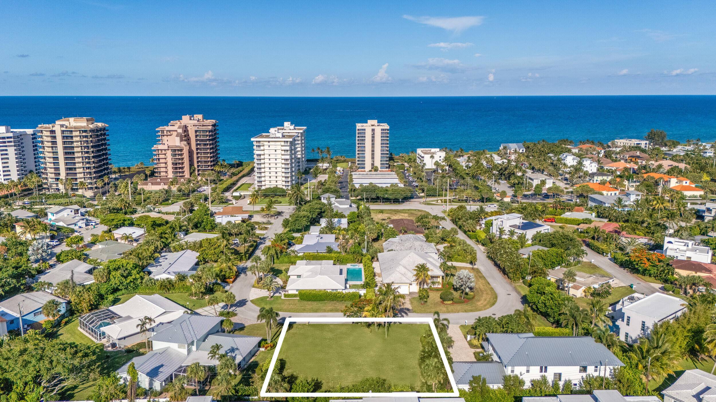 Prime Juno Beach location just steps away from the beach !