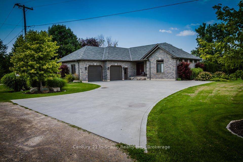 Beautiful Home with 5 3 2 bedrooms and 3 2 1 bathrooms Seasonal Lease 9km from Grand Bend.