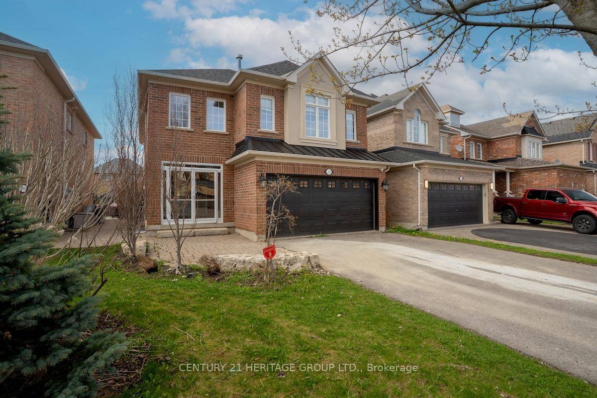 Welcome to this stunning and well maintained detached home located in the desirable Oak Ridges community of Richmond Hill.