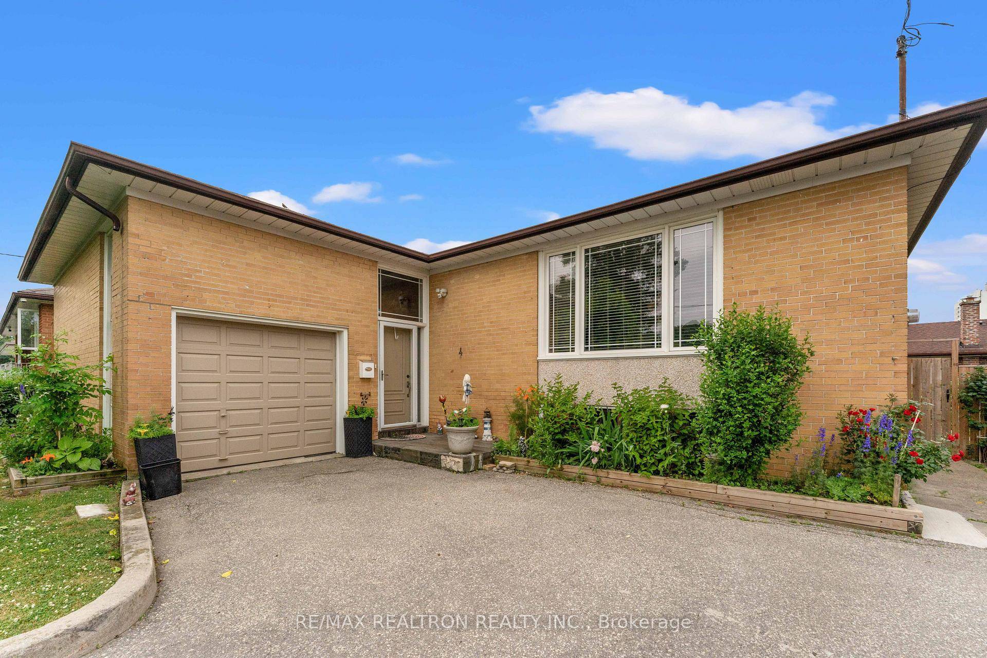 Welcome to 4 Peacham Crescent, a beautiful detached bungalow nestled on a rare and expansive 60 ft lot in the heart of the family friendly neighbourhood.