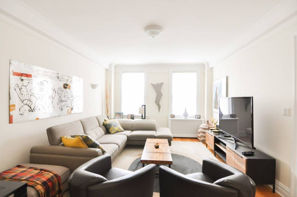 Gorgeous, spacious, 2 3 bedroom apartment in the prime Upper West Side with an in unit washer dryer.