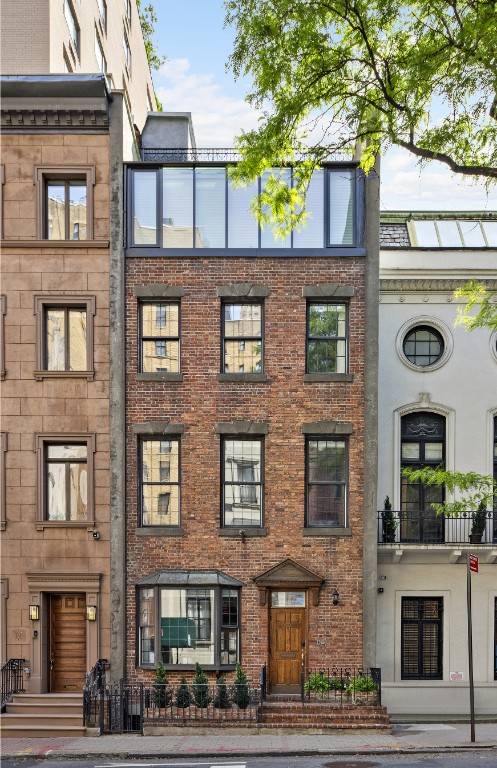 Please contact the listing agent for the virtual 3D tours.