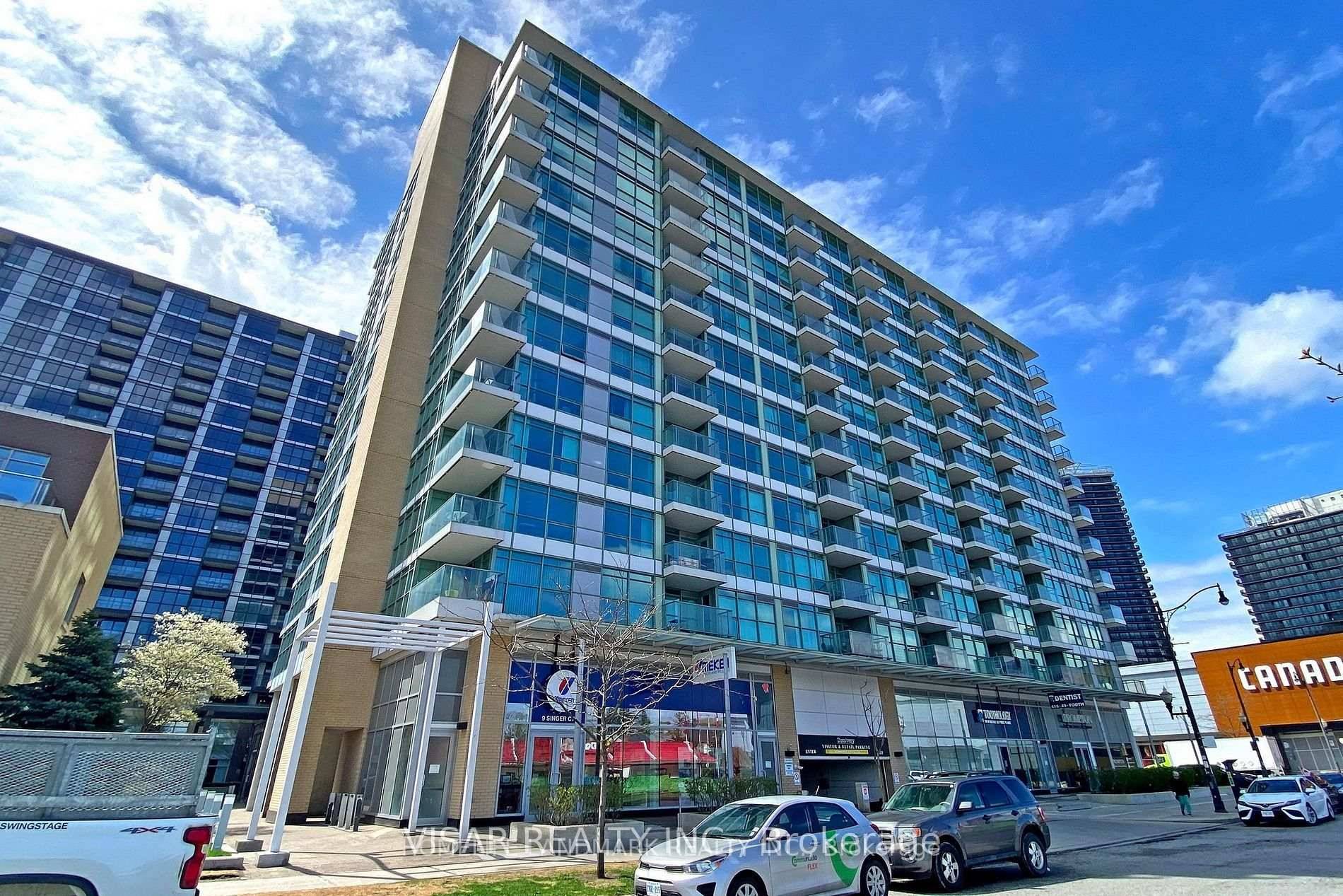 A Spacious amp ; Sun Filled 1 Bedroom, 1 Bath Corner Unit Condo Features An Open Concept Functional Layout With Unobstructed Views.