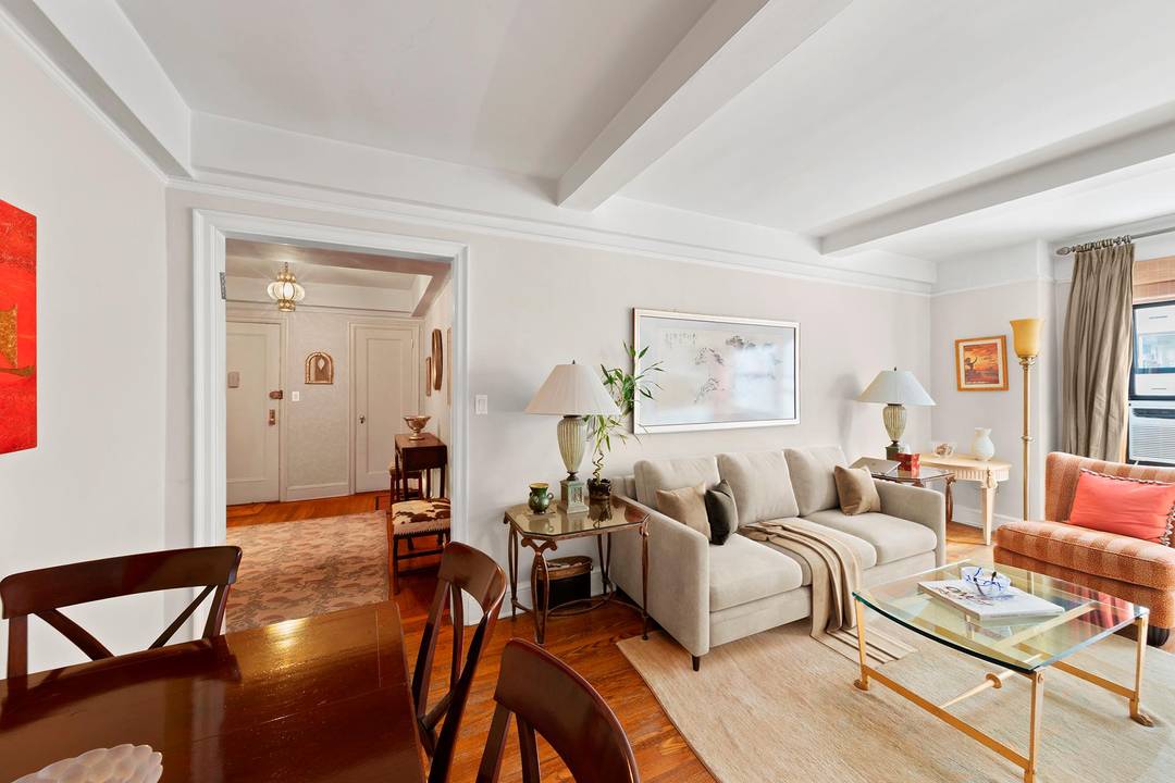 Grand Prewar One Bedroom with Wood Burning Fireplace, and Windowed Eat In Kitchen in Prime Upper East Side This oversized, elegant one bedroom, one bathroom home offers the best of ...