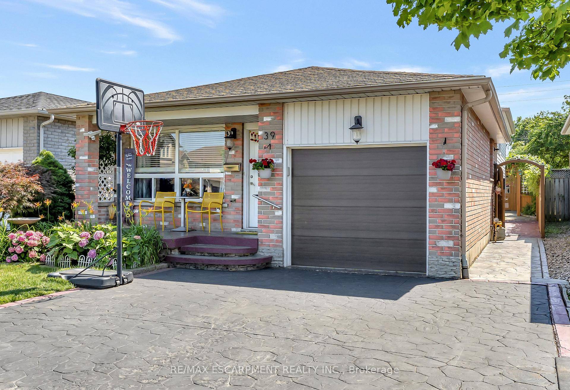 Pride of ownership shines in this beautifully maintained 4 level backsplit, ideally located near The Linc, schools, shopping, and all major amenities.