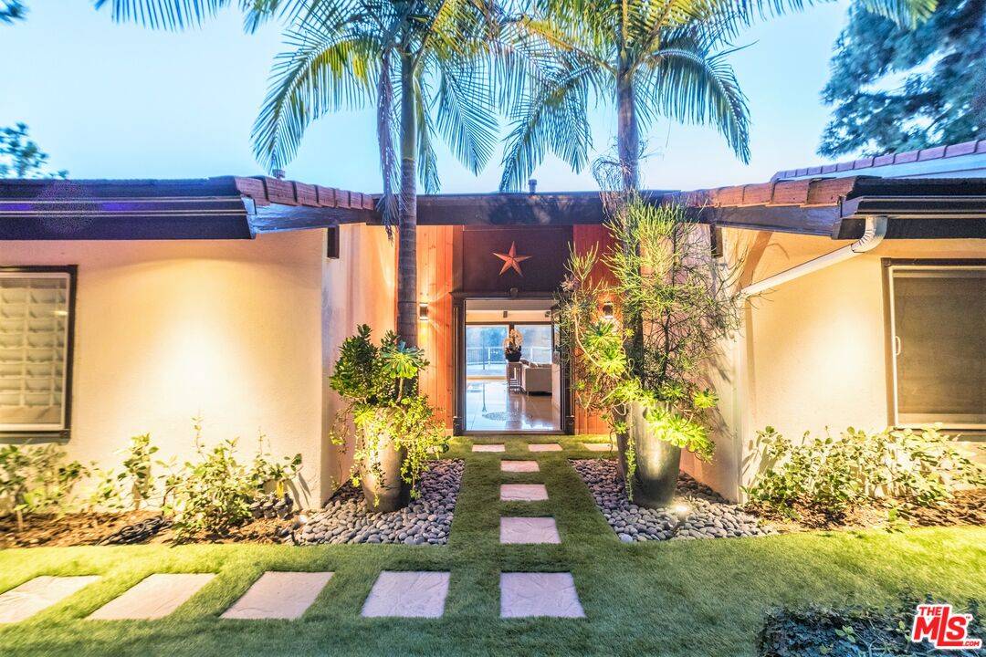 2067   Mount Olympus Dr Hollywood Hills East LA