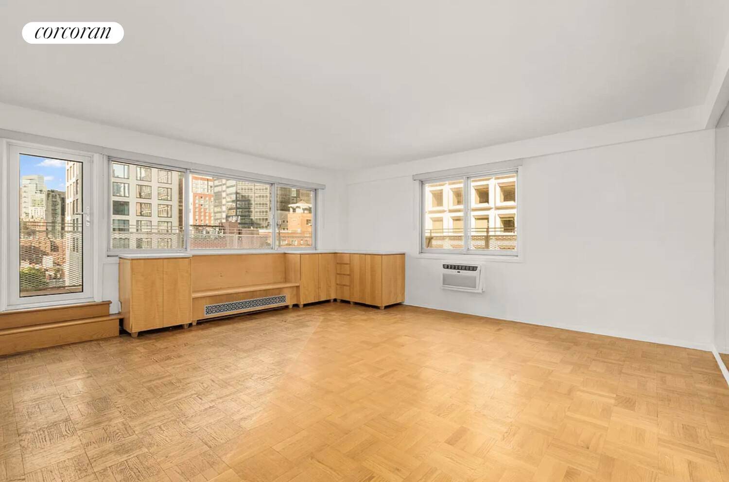 Nestled in the vibrant heart of Midtown East, Penthouse A is a bright and airy one bedroom, one bathroom home featuring a dedicated dining area and sweeping city views.