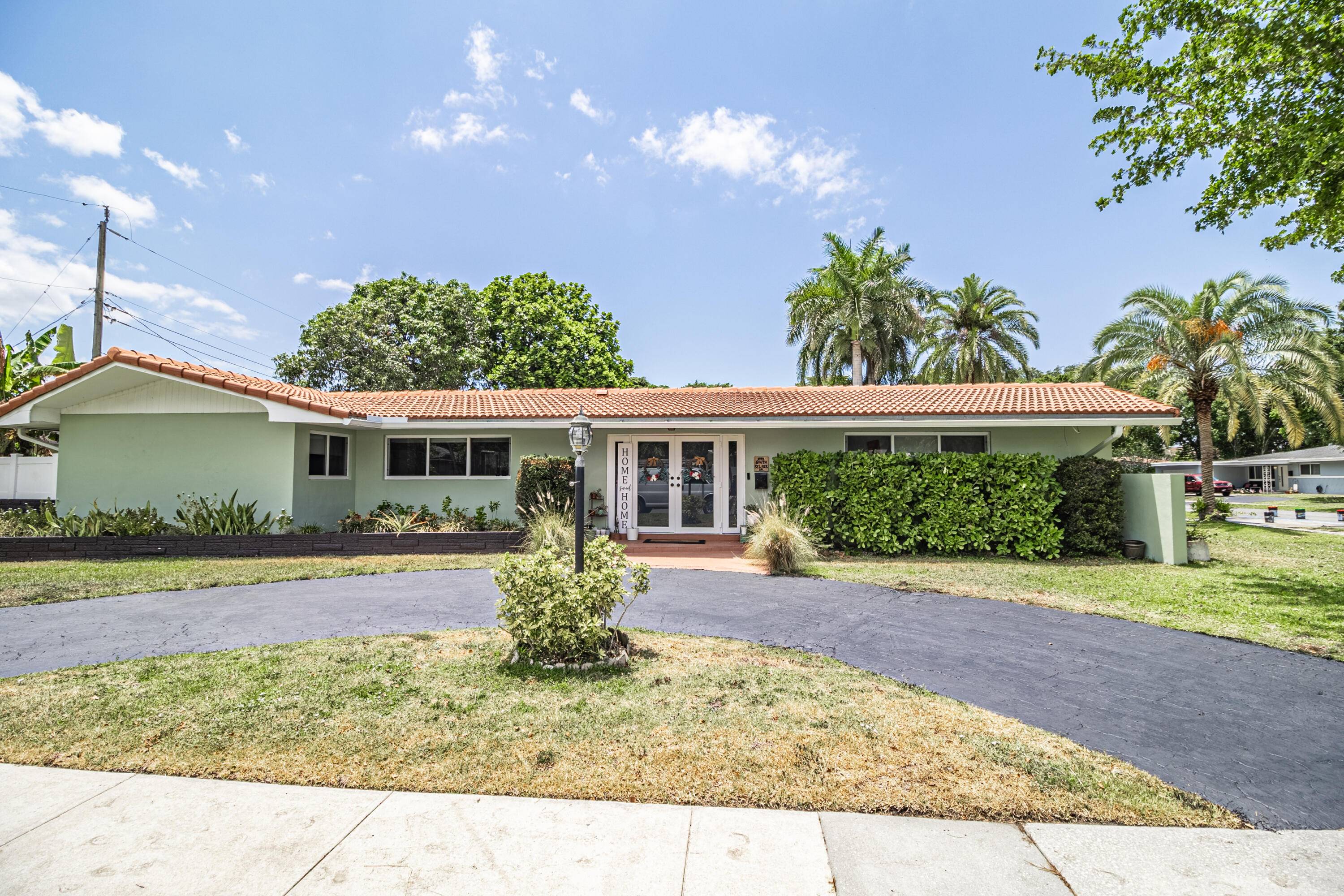 Discover this large corner lot home in Plantation Park's coveted no HOA community !
