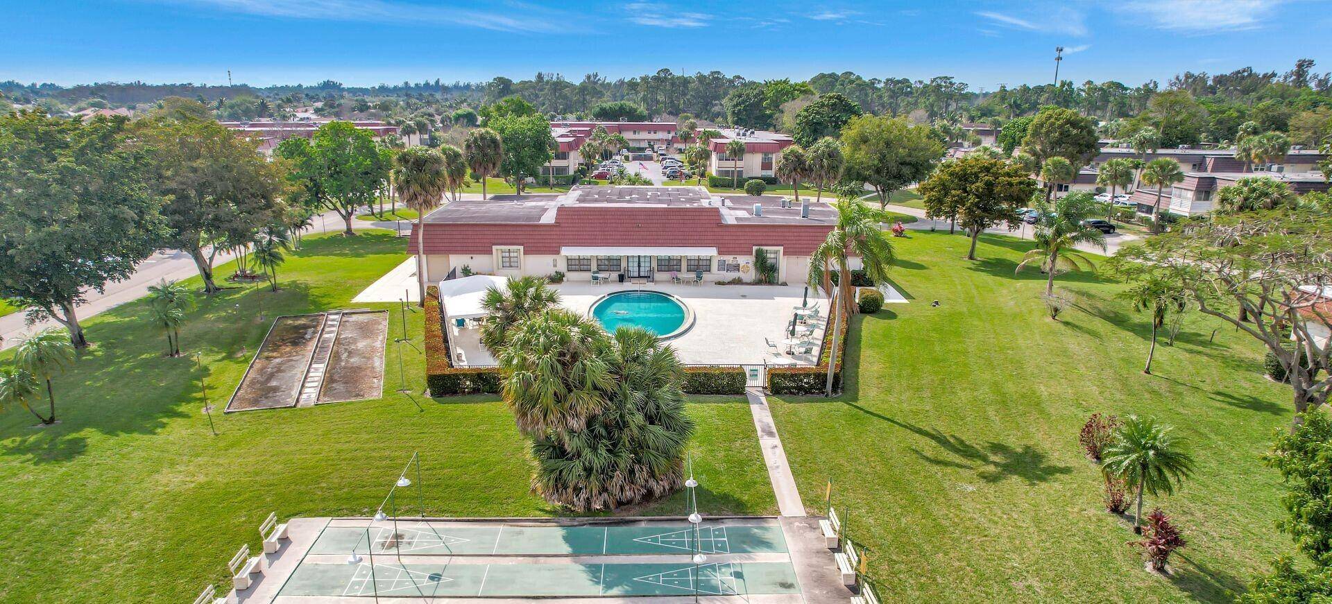 Royal Palm Beach ! Fantastic buying opportunity in the charming community of Greenway Village !