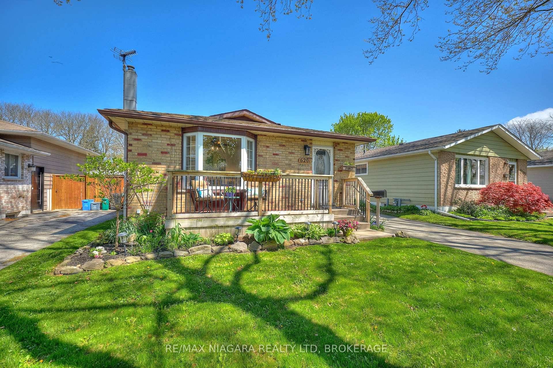 Updated affordable bungalow in Stamford Centre, walking distance to parks and schools !