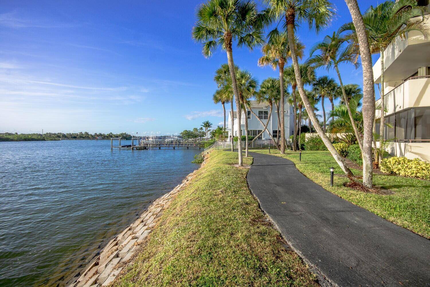 EXCELLENT LOCATION at Jupiter Inlet within walking distance to Jupiter Beach and Jupiter Inlet Entertainment, as well as Harborside.