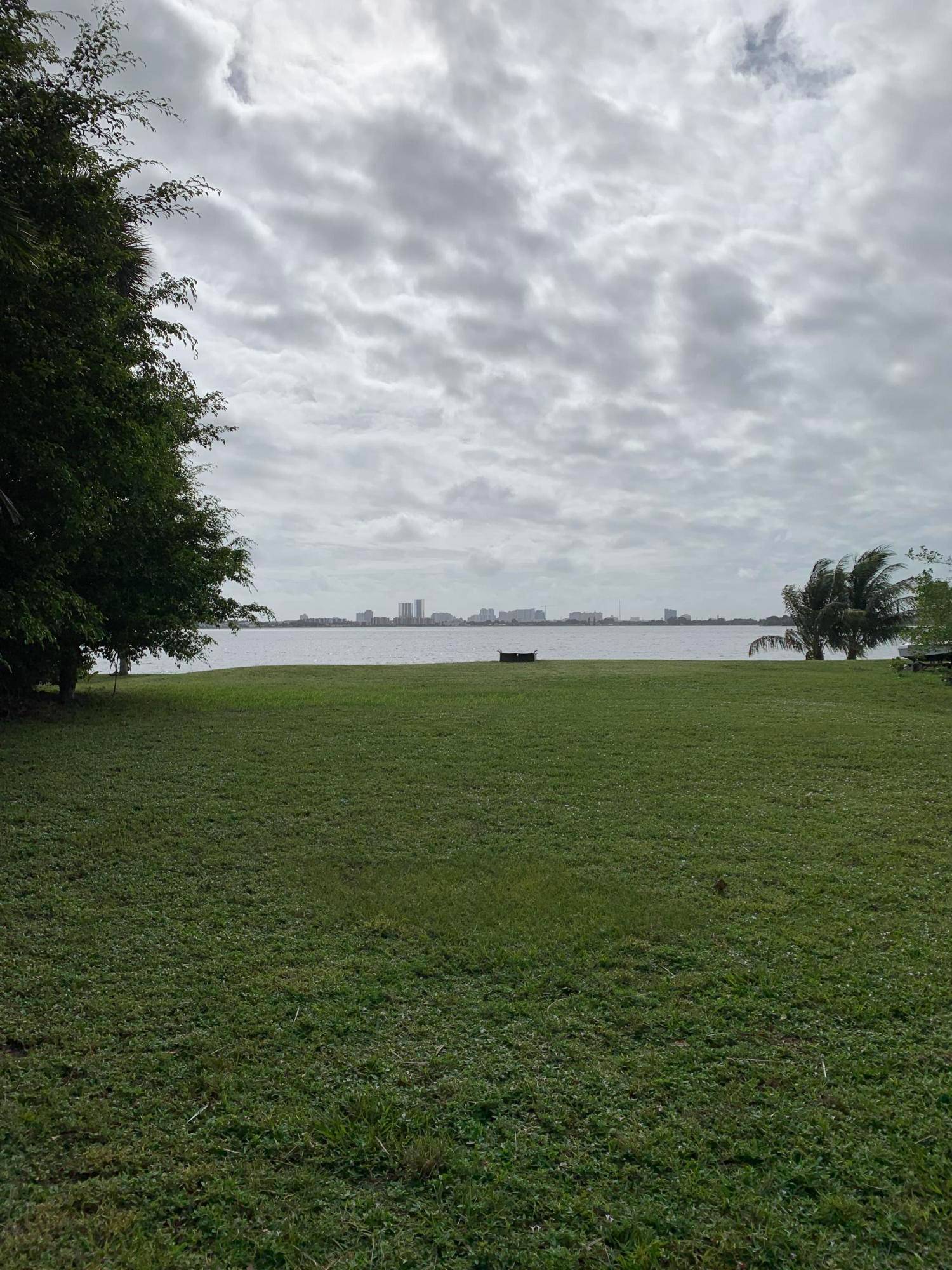 Wonderful waterfront property on Lake Mangonia.