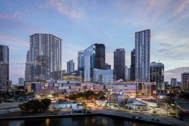 Live at the center of it all at BRICKELL CITY CENTRE !