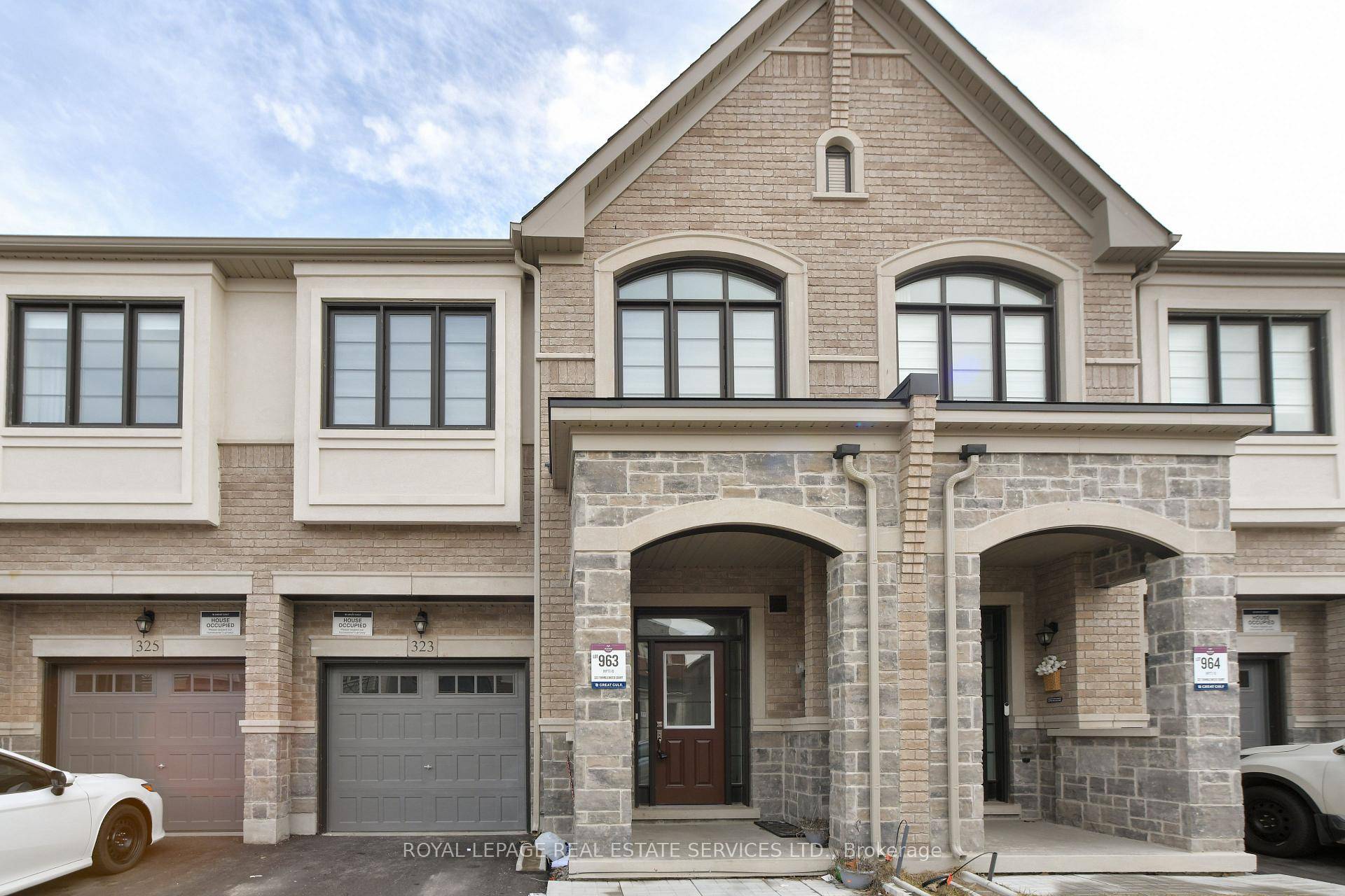 Beautiful 4 Bedroom, 3 Bathroom Townhouse for Lease !
