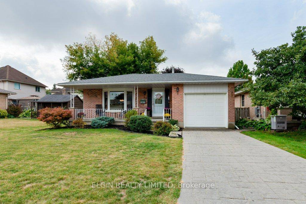 This beautifully maintained 3 bedroom, 2 bathroom bungalow is the one you have been waiting for !