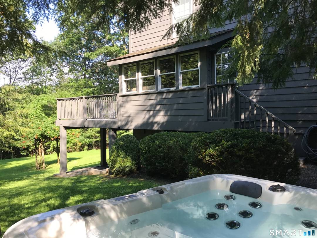 Super Stylish Colonial Set Quietly Along Dead End Road.
