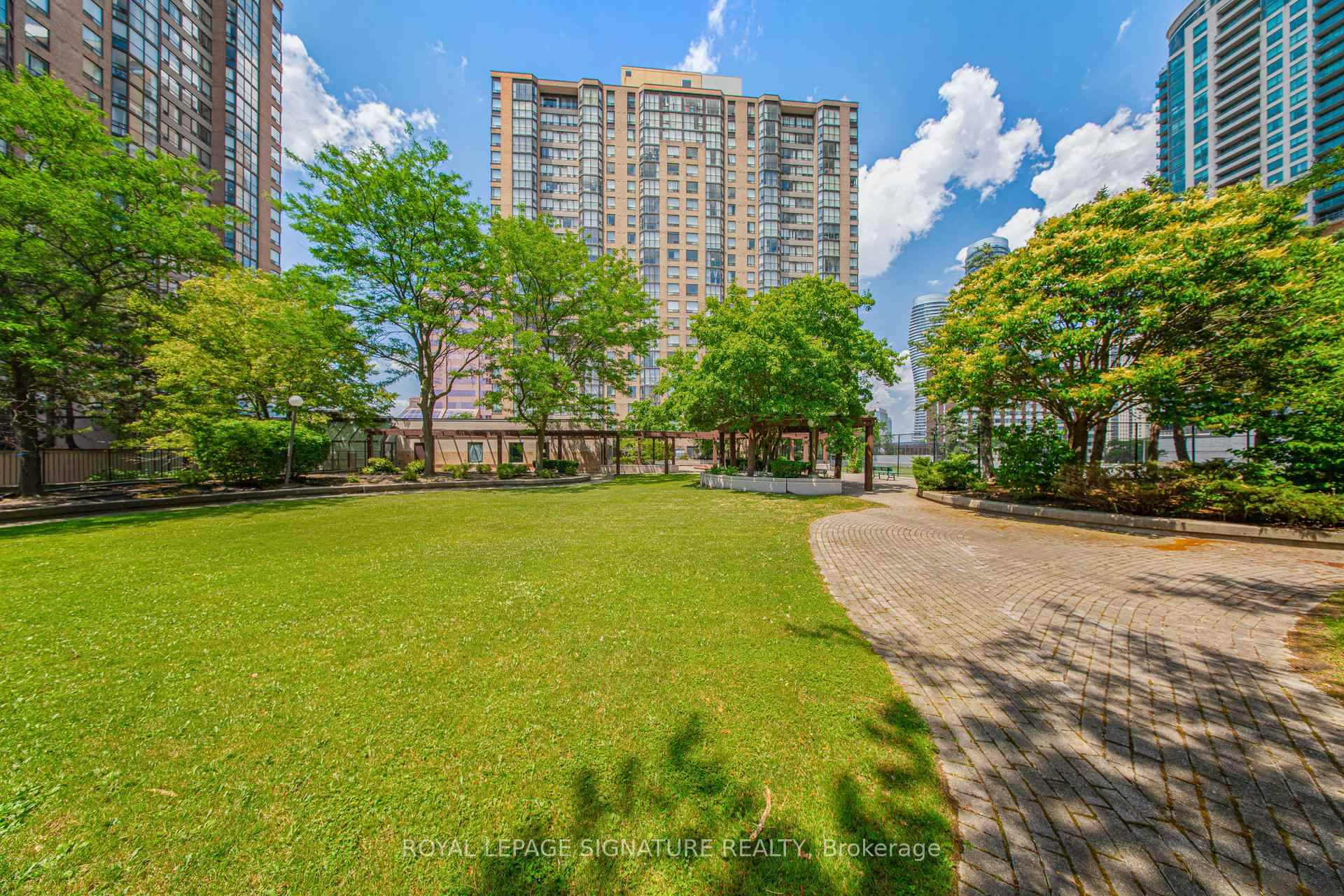 Bright amp ; Spacious Immaculate Suite, Beautifully Renovated Throughout !