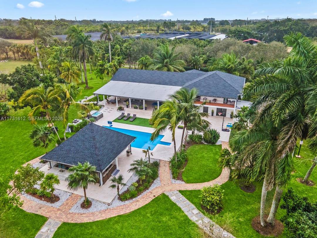 This spectacular house of almost 5 acres offers an experience close to nature, a unique country life, surrounded by different trees.