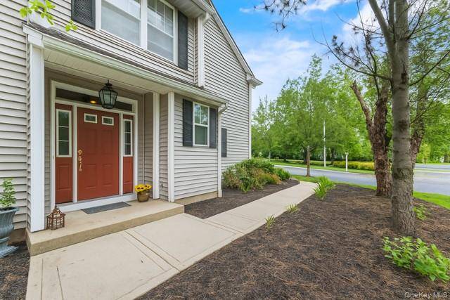 Escape the hustle and bustle and enjoy a luxury lifestyle in the Hudson Valley !