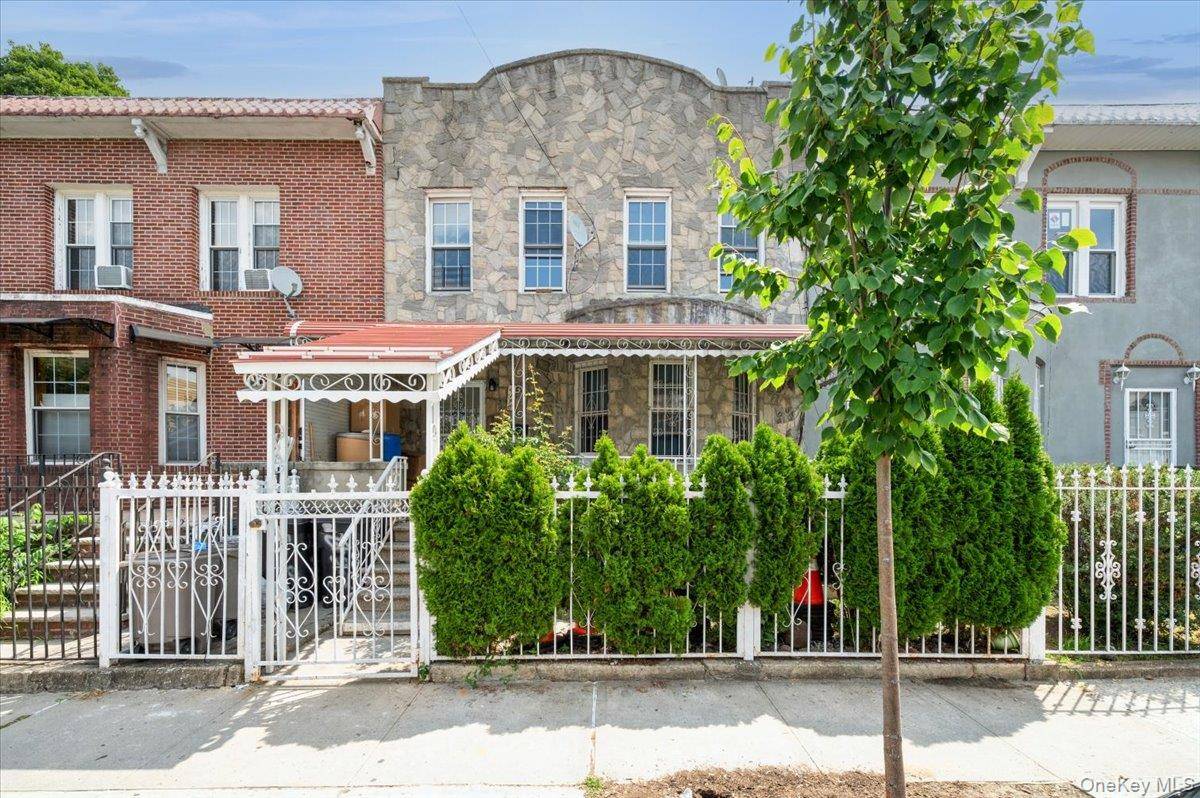 Beautiful 2 family property in the Allerton Avenue section.