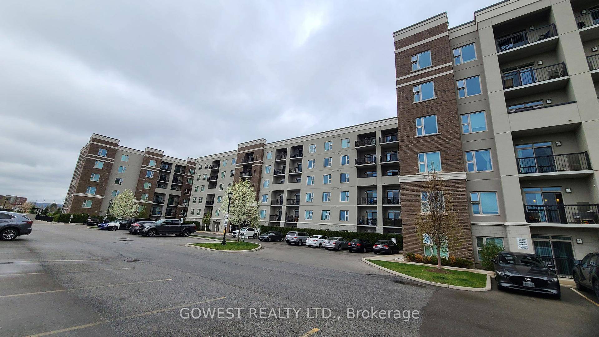 Elegant 2 Bedroom Condo with Panoramic Escarpment Views Welcome to this beautifully appointed 2 bedroom, 2 bathroom condominium offering sweeping views of the Niagara Escarpment from every room.