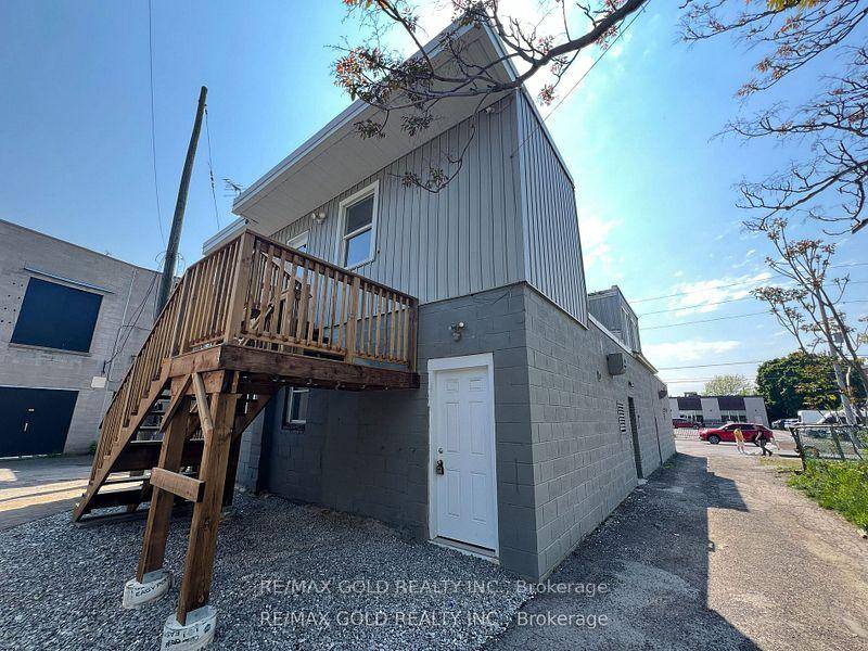 freshly painted 1 bedroom apartment available at 78 Geneva Street in downtown St.