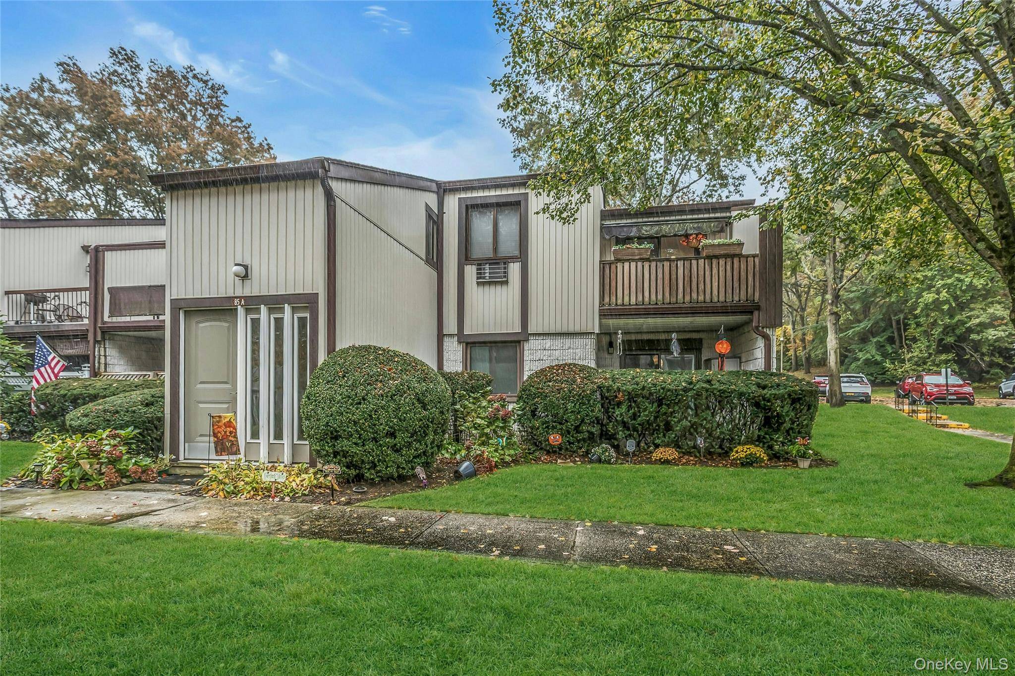 Welcome to this tastefully updated 2 bedroom, 1 bathroom garden style condo located in the highly sought Nob Hill North community of Ronkonkoma.