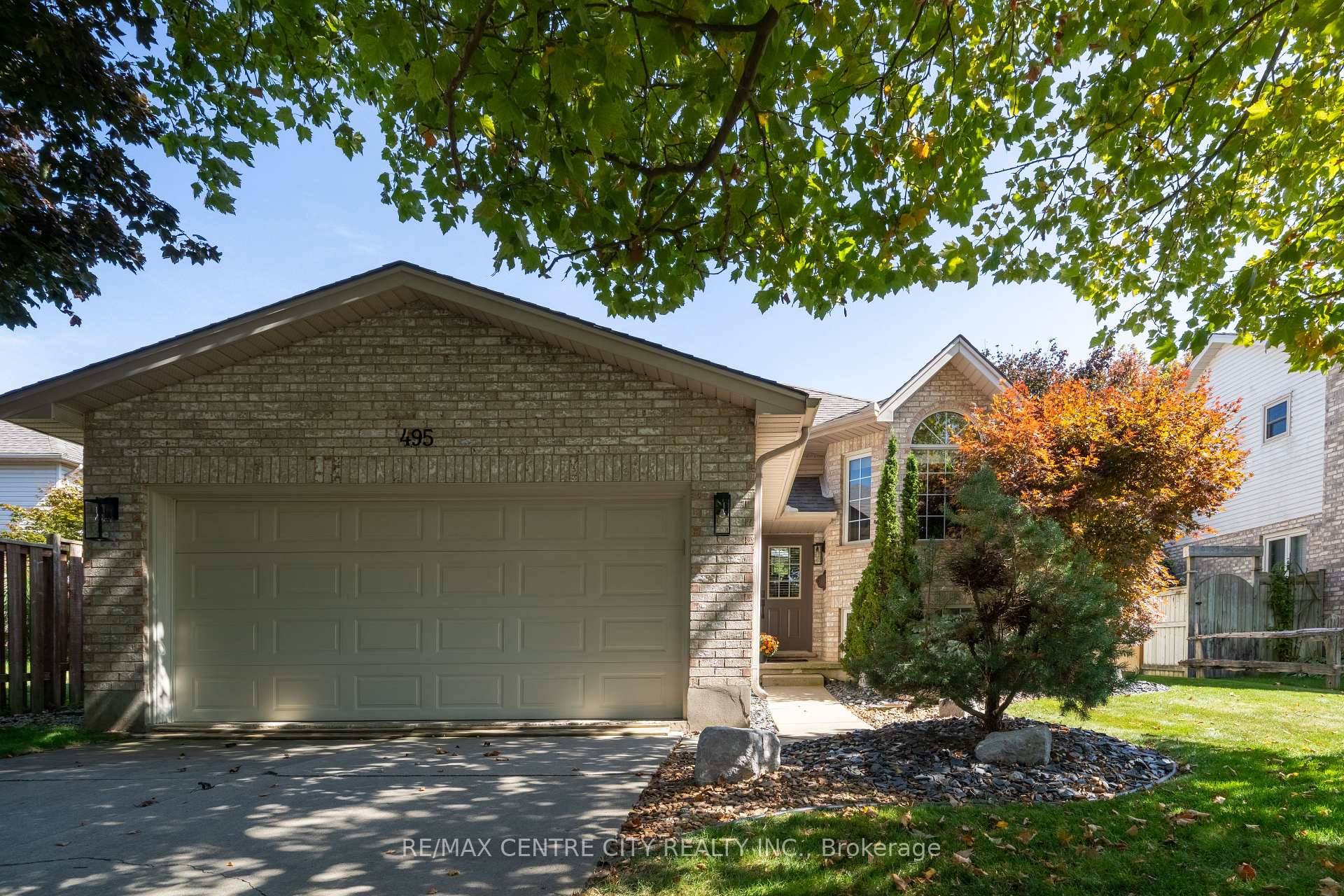 Nestled near the end of a highly desirable street, just a stones throw from Rotary Trails and the conservation area, this immaculate and move in ready home offers the perfect ...